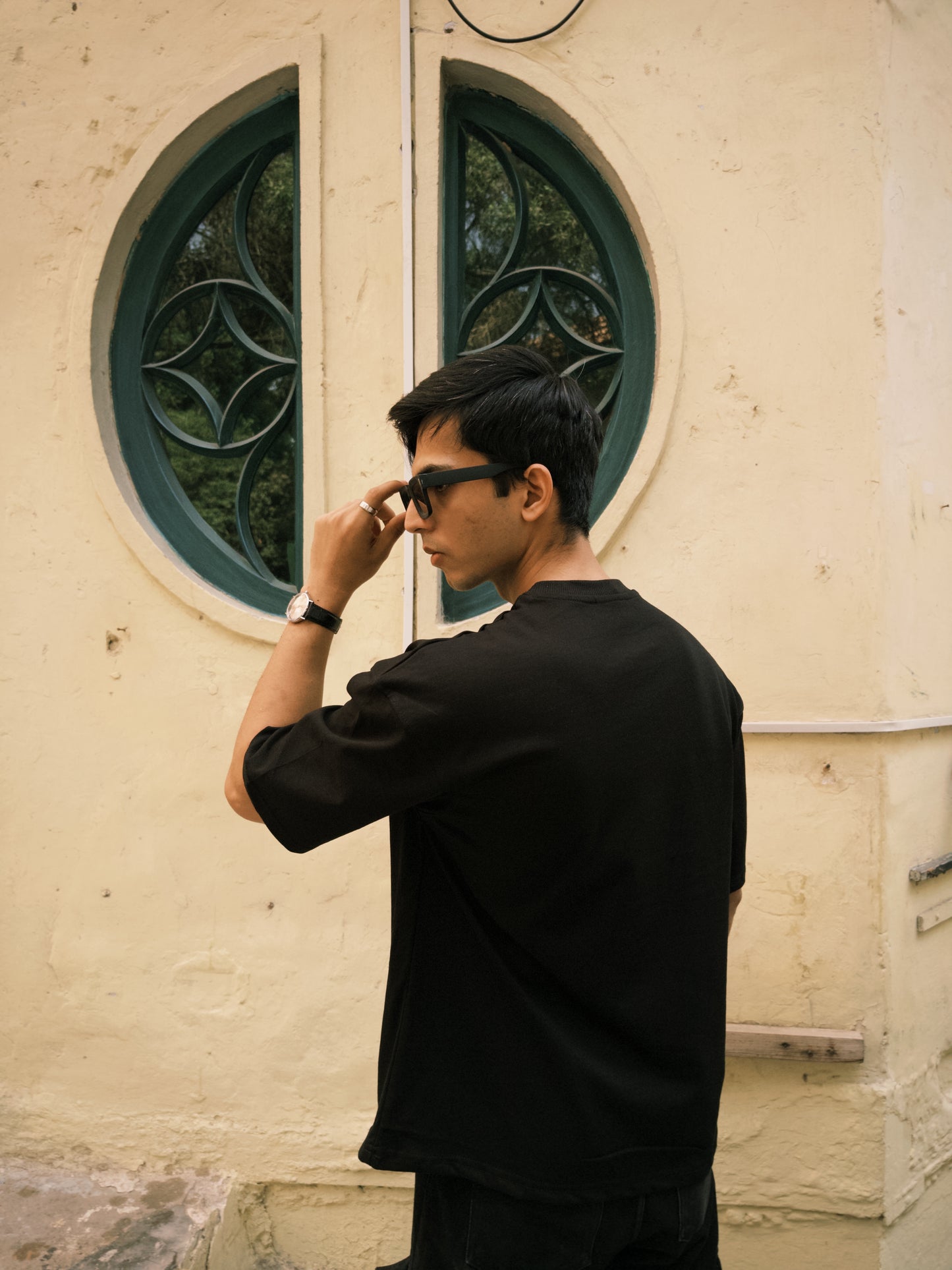 Oversized boxy tee in Black - Pakistan